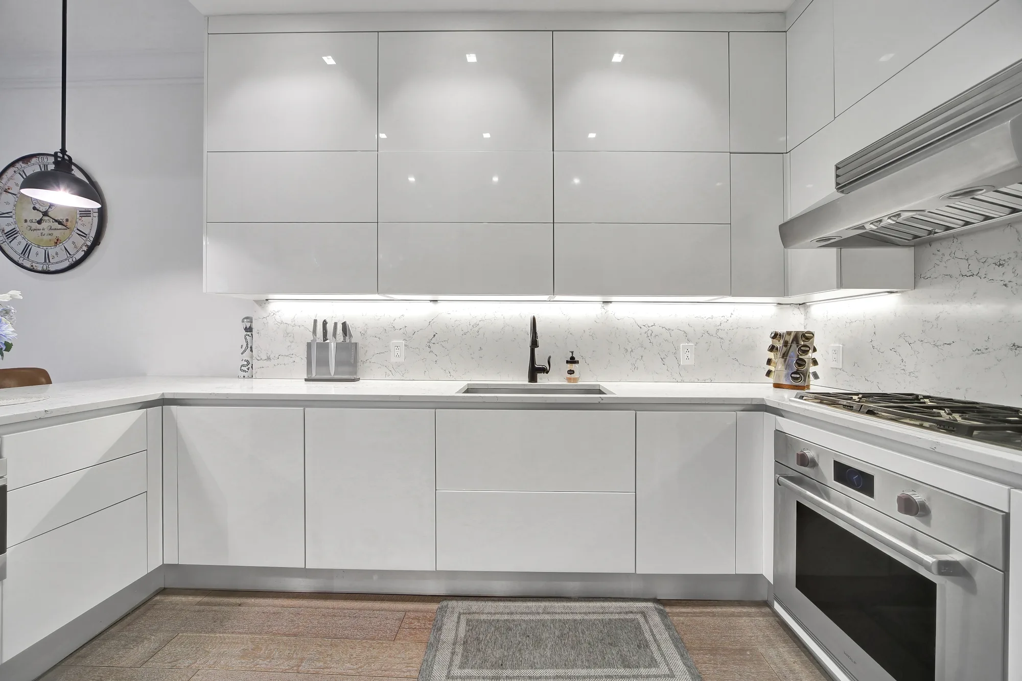 Bright white kitchen with HDR real estate photography on Staten Island, the kind of professional listing photos that earn buyer attention on a suburban home