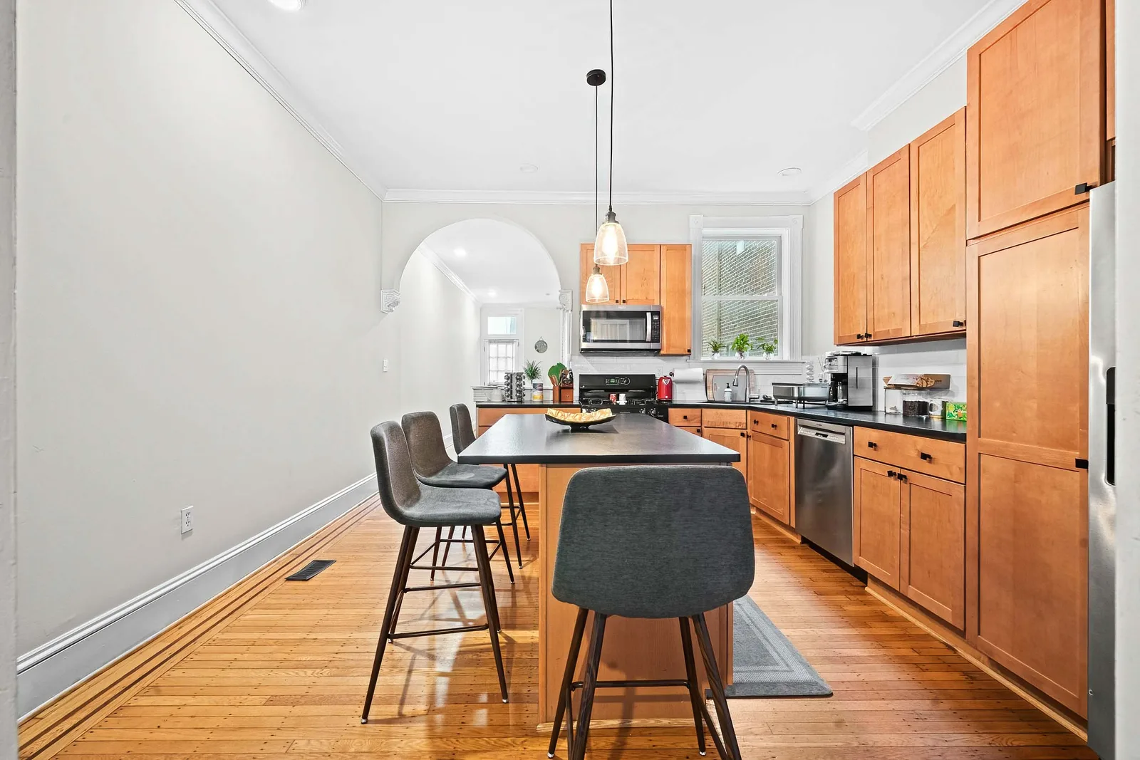 Eat-in kitchen with an island in a Queens apartment, professional real estate photographer work for NYC rental listings